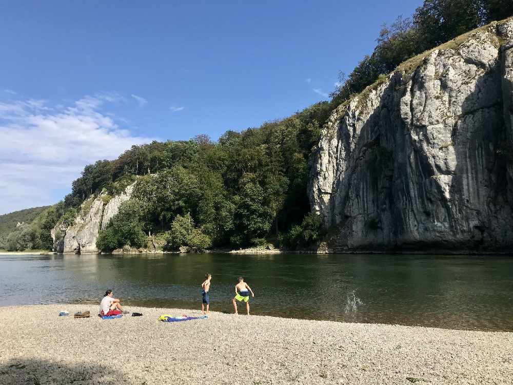 Hinter der Enge, Richtung Kelheim: Die schönen Kiesstrände beim Donaudurchbruch in Bayern