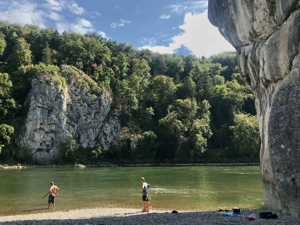 Donaudurchbruch Weltenburg: Hinter der schmalen stelle gehen viele im Sommer baden am Donaudurchbruch in Kelheim