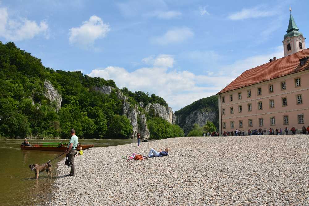 Kloster Weltenburg steht auf einer kleinen Halbinserl: Schön es zum Sitzen am Kiesstrand an der Donau