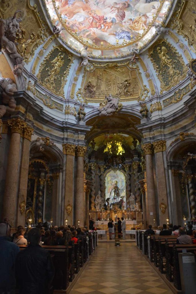 Der Blick in die Barockkirche - bei einer Hochzeit