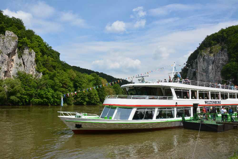 Mit dem Schiff durch den Donaudurchbruch fahren
