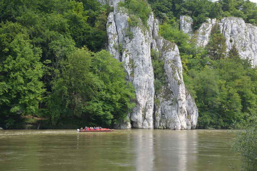 Weltenburger Enge - die großen Felsen am Donaudurchbruch stehen im krassen Gegensatz zum kleinen Boot