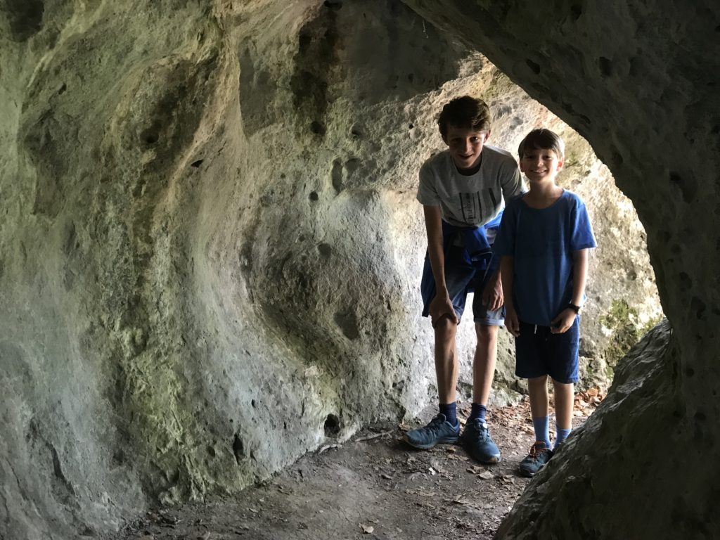 Donaudurchbruch Wanderung mit Felshöhlen am Weg