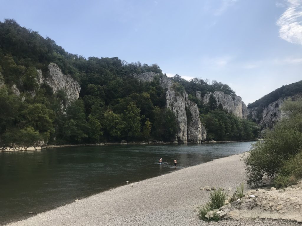 Donaudurchbruch schwimmen - der Einstieg beim Kloster Weltenburg. Mit der Strömung geht´s dann durch die Weltenburger Enge