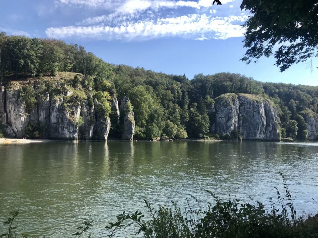 Donaudurchbruch Kelheim - bewundere die vielen schönen Felsen am Fuße der Donau!