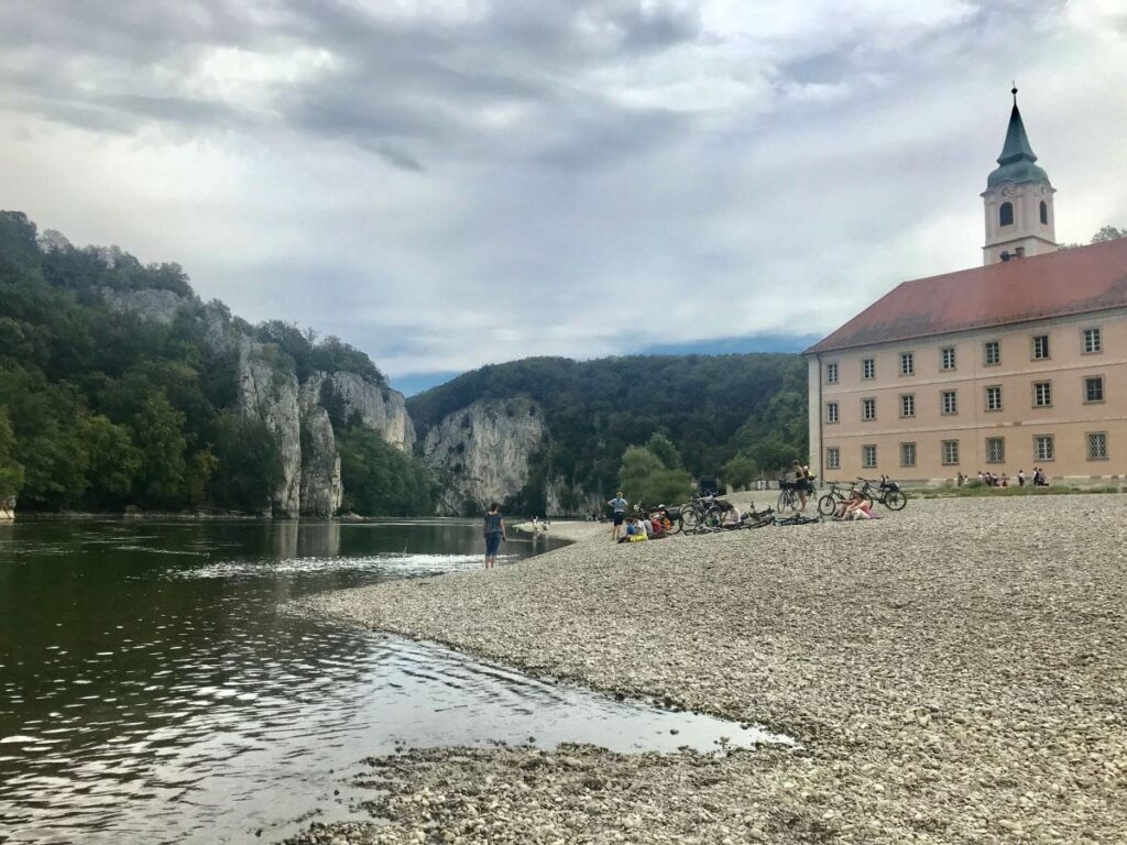 Donaudurchbruch Weltenburg: Bekanntes Kloster Weltenburg – nutz den schönen Kiesstrand unbedingt für eine Pause