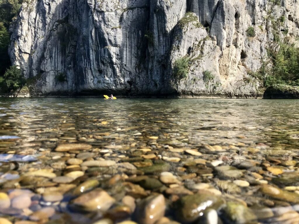 Traumhaft schön - das glasklare Wasser der Donau mit den Felsen am Donaudurchbruch