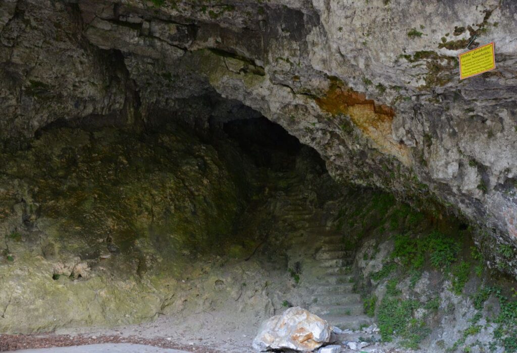 Der Goldofen liegt auf der Donaudurchbruch Wanderung  - eine Naturhöhle an der Donau