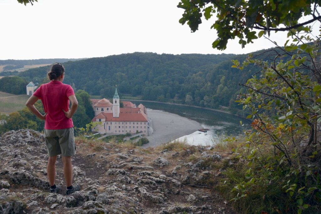 Von Kelheim zum Donaudurchbruch wandern - mit Blick auf das Kloster Weltenburg