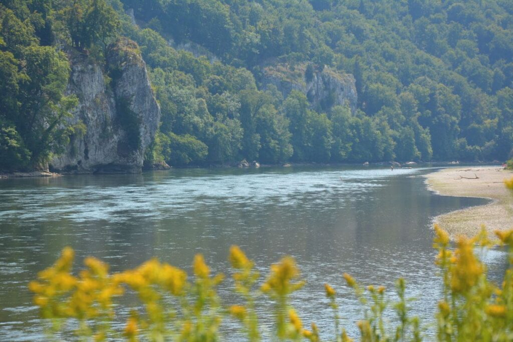 Zum Donaudurchbruch wandern und die Felsen an der Donau bewundern - Vorboten der Weltenburger Enge