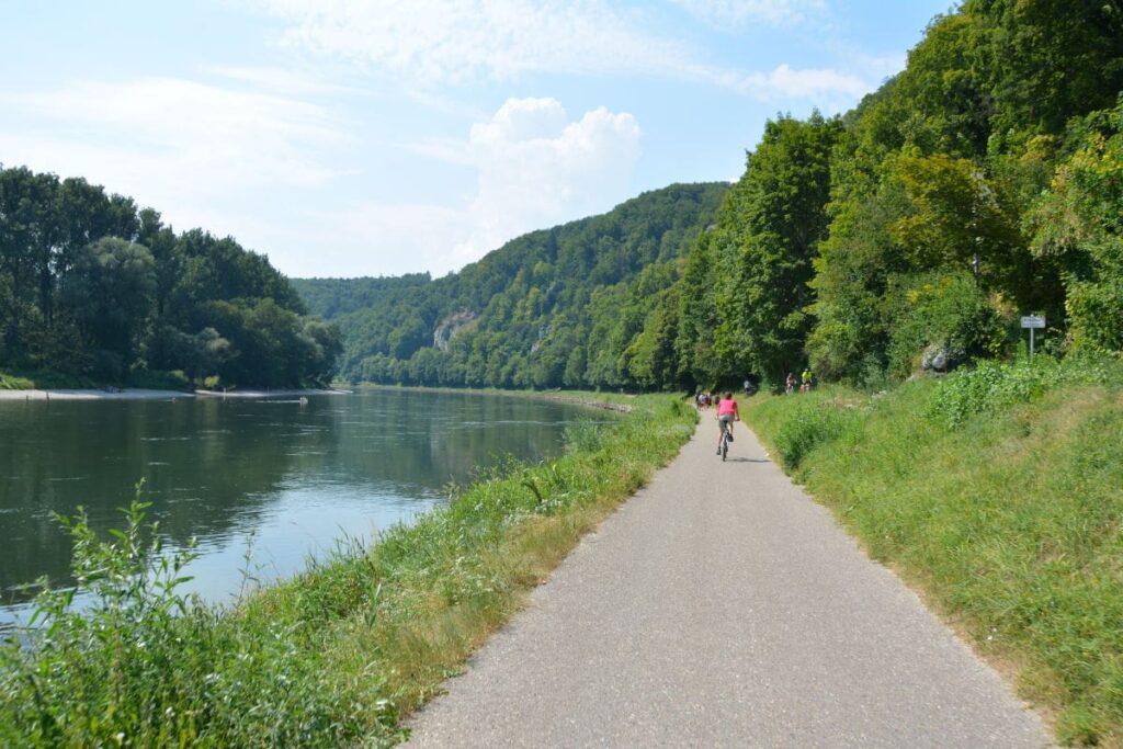 Zum Donaudurchbruch wandern - flach geht es ab Kelheim entlang der Donau