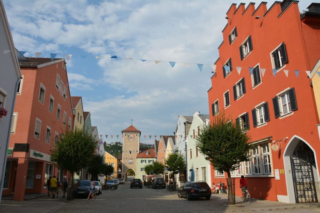 Kelheim Sehenswürdigkeiten: Die Altstadt Kelheim und die Befreiungshalle - nicht weit vom Donaudurchbruch entfernt