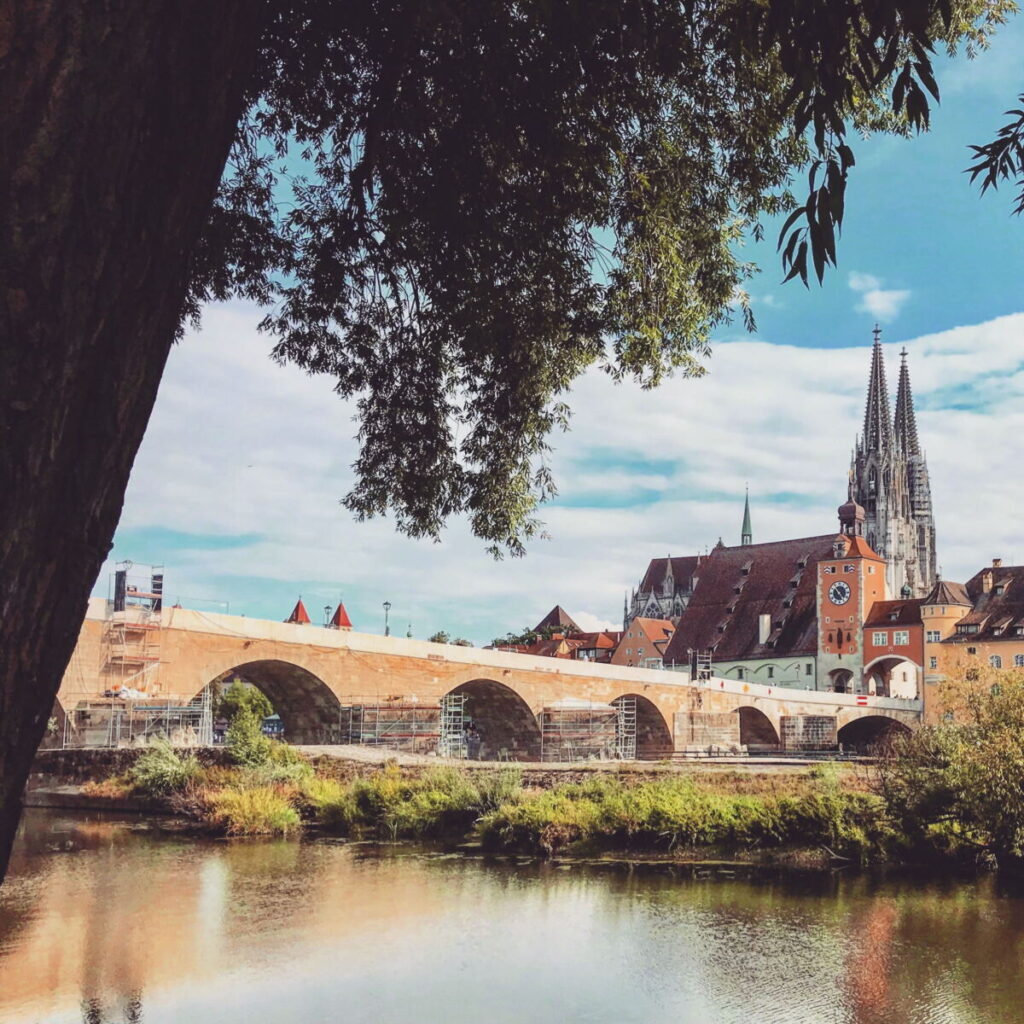 Kelheim Sehenswürdigkeiten Umgebung - die historische Altstadt von Regensburg mit der Steinernen Brücke