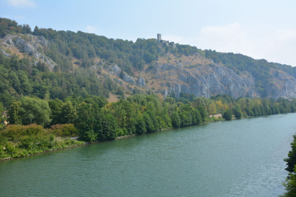 Ausblick von der Holzbrücke Tatzlwurm auf die Burg Randeck