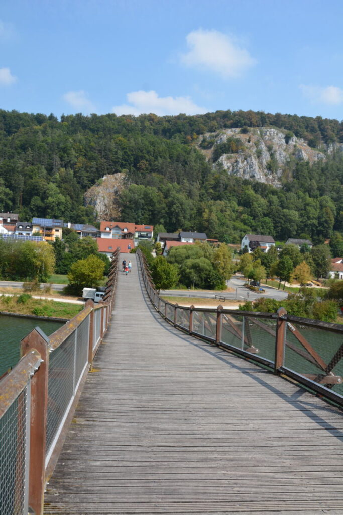 Leicht bergauf und bergab geht es auf der Holzbrücke Essing über das Wasser