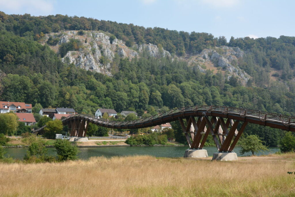 Die Holzbrücke Tatzlwurm in Essing