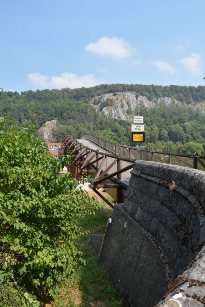 Die Holzbrücke Tatzlwurm ist für Fußgänger und schiebende Fahrradfahrer
