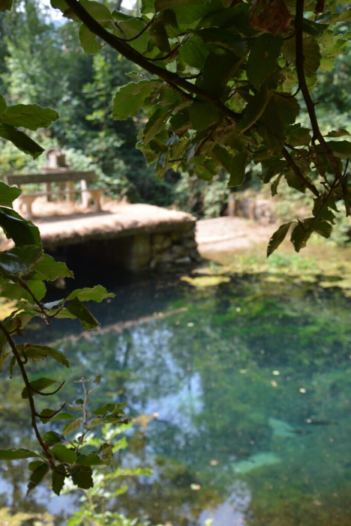 Kleiner Blautopf mit Rastbank